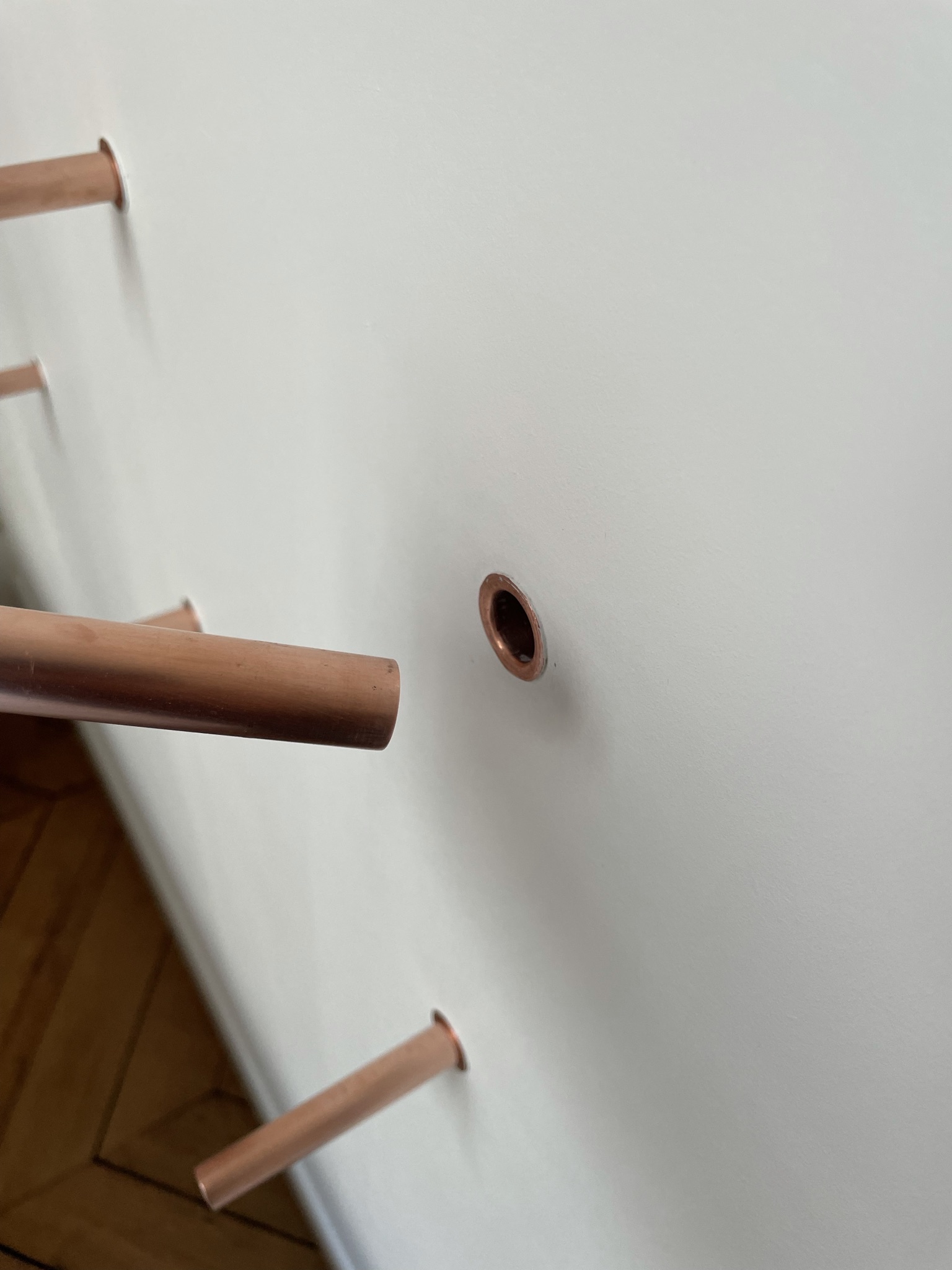 Photo des supports amovibles en tubes de zinc.